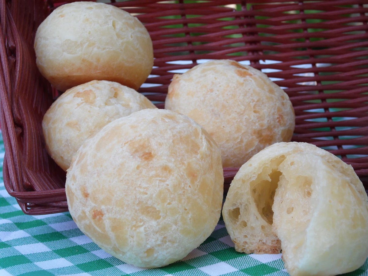 Como fazer pão de queijo caseiro delicioso: confira agora